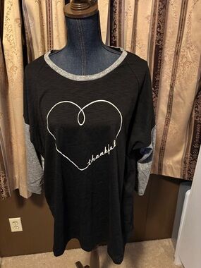 Suzanne Betro Black and Gray Simple Label Top Thankful Heart